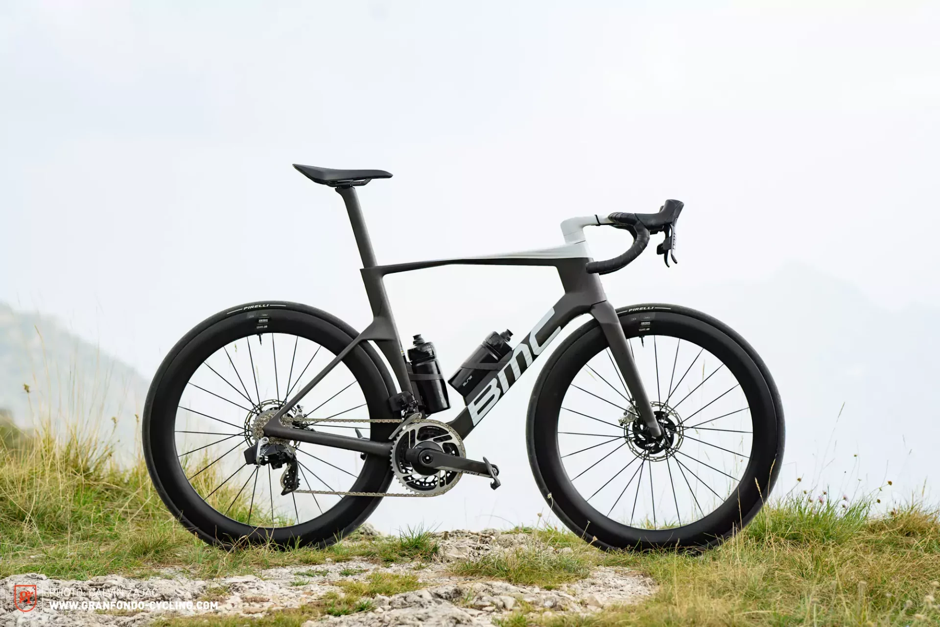 first-ride-review:-the-new-bmc-teammachine-r-– with-red-bull-formula-1-technology