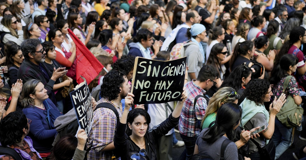 Χιλιάδες-πολίτες-διαδήλωσαν-στην-Αργεντινή-υπέρ-του-δημόσιου-πανεπιστημίου-και-κατά-της-πολιτικής-λιτότητας