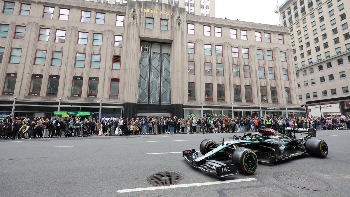 f1-driver-lewis-hamilton-does-donuts-on-new-york-city-streets