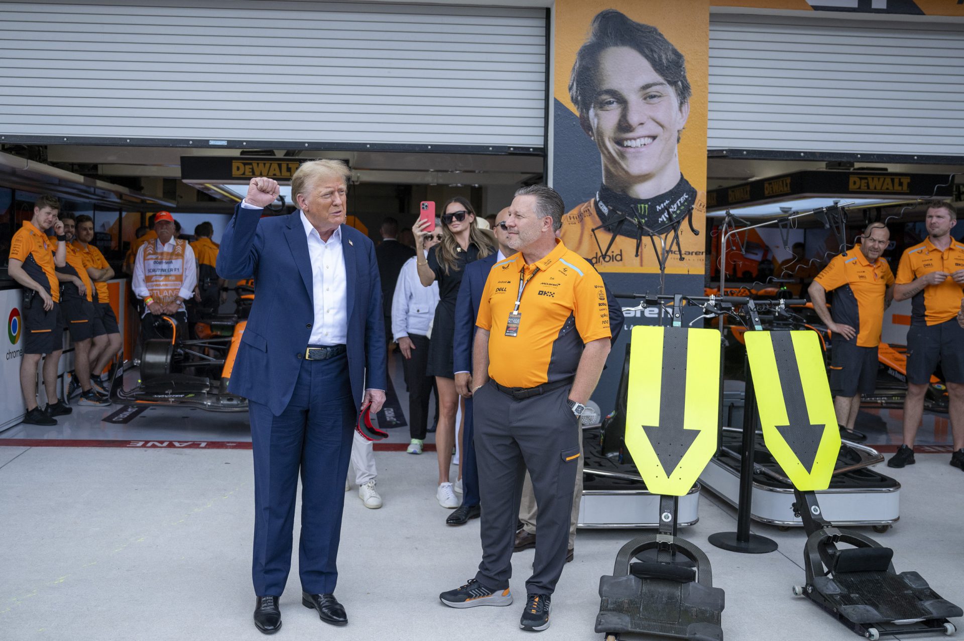 videos:-trump-cheered-as-he-arrives-at-f1-in-miami-amid-new-york-trial