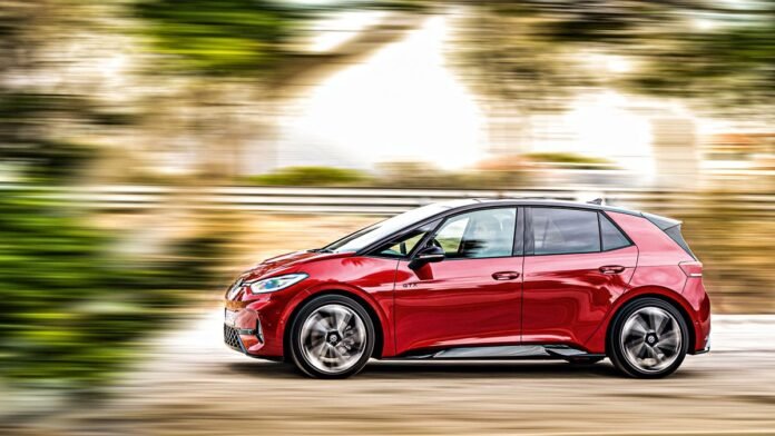 Η-vw-στρίμωξε-την-tesla-για-πρώτη-φορά
