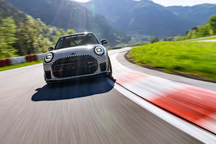 Δύο-πρωτότυπα-john-cooper-works-ετοιμάζει-η-mini-για-την-έκθεση-του-Μονάχου