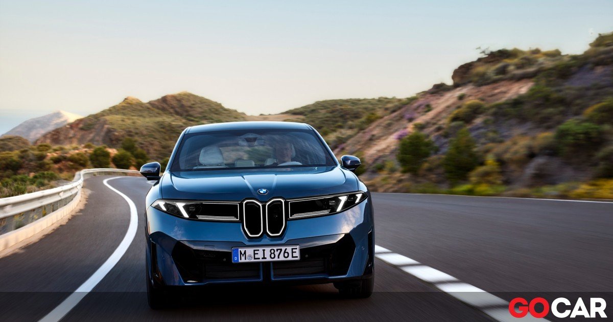 Στην-ίδια-σχεδόν-τιμή-η-νέα-bmw-ix3-σε-Ελλάδα-και-Γερμανία-–-Το-νέο-suv-της-bmw-θεωρείται-το-κορυφαίο-στην-κατηγορία-του-Η-ix3-είναι-το-πρώτο-μοντέλο-της-neue-klasse-που-περνά-στη-μαζική-παραγωγή-και-η-τιμή-του-στην-Ελλάδα,-είναι-στα-ίδια-επίπεδα-με-της-Γερμανίας.