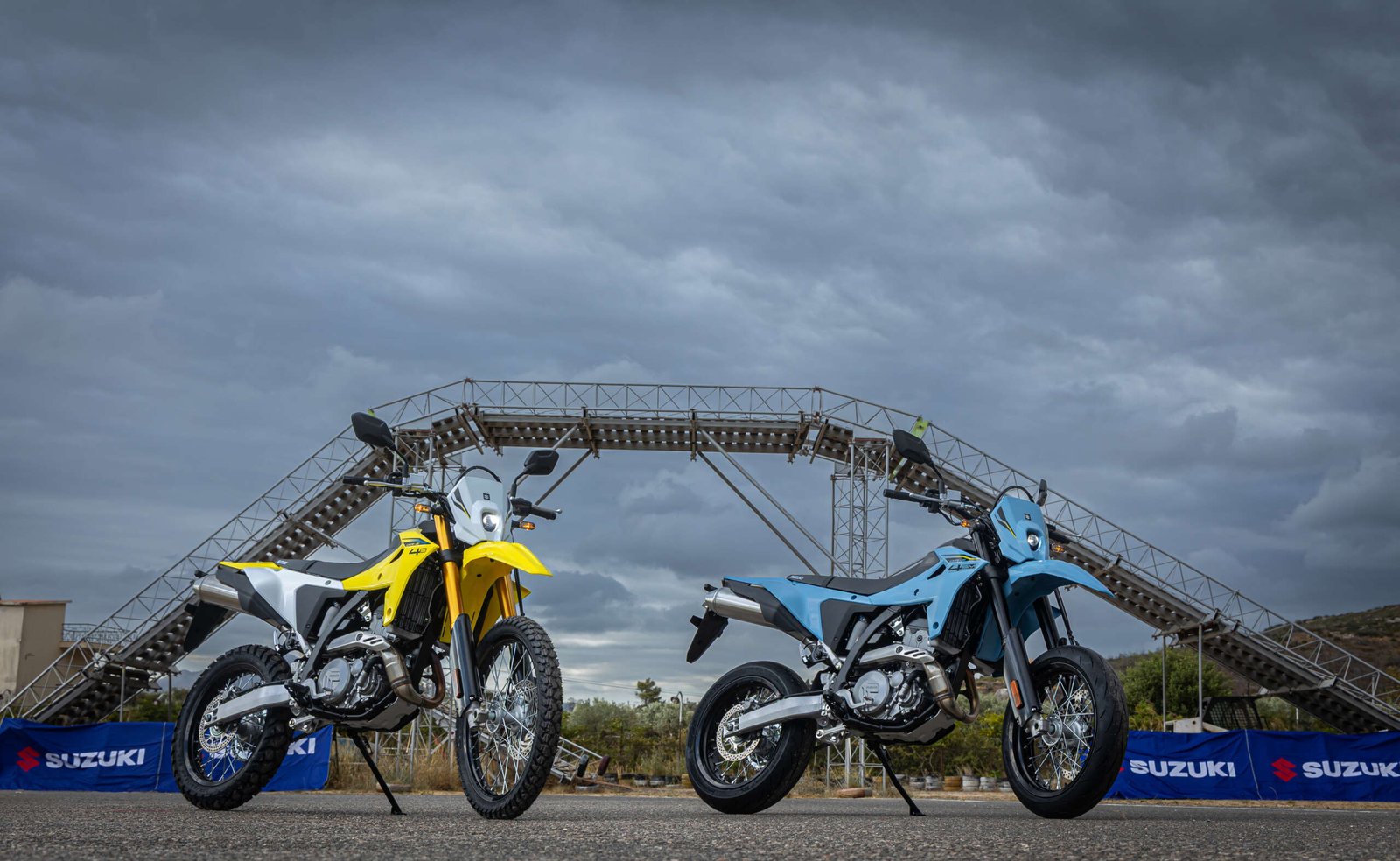 Πρώτες-εντυπώσεις-suzuki-dr-z4s-&-dr-z4sm:-Το-προσιτό-fun-επιστρέφει!