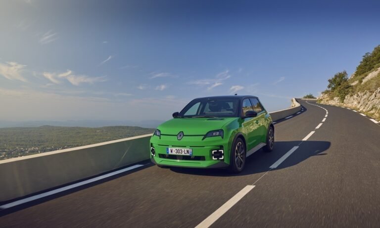 Τα-μικρά-ηλεκτρικά-αυτοκίνητα-αντεπιτίθενται-με-αιχμή-του-δόρατος-τους-Γάλλους