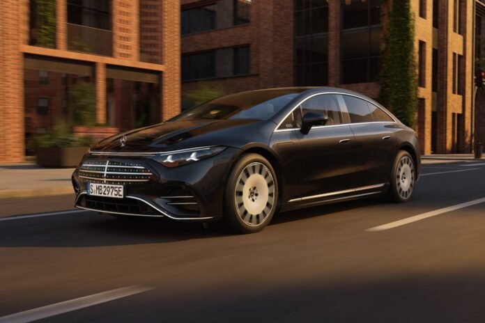 Νέα-mercedes-eqs-με-τιμόνι-σε-στυλ-ΚΙΤΤ-και-926-χλμ.-αυτονομία