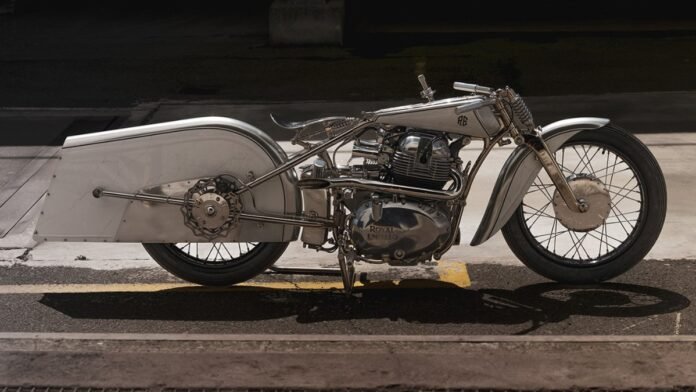 Αυτή-η-royal-enfield-μας-γυρίζει-στη-δεκαετία-του-1930