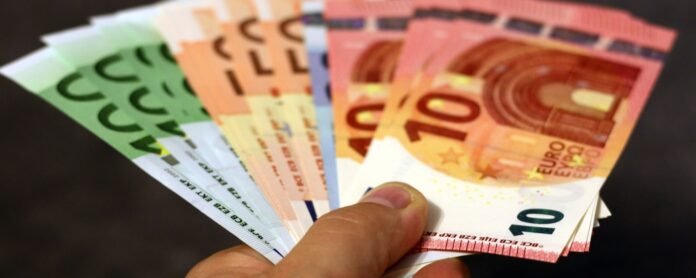Προσλαμβάνουν-με-μισθό-4.000-ευρώ-το-μήνα
