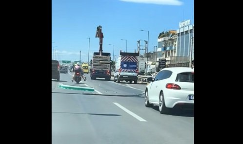 Τρομακτικό-περιστατικό-στον-Κηφισό:-Η-στιγμή-που-γερανός-γκρεμίζει-πινακίδα-και-μοτοσυκλετιστές-γλιτώνουν-από-θαύμα