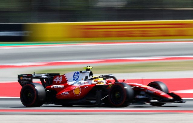 formula-1:-Ο-Χάμιλτον-πήρε-την-1η-νίκη-με-τη-ferrari-και-έβαλε-τέλος-στο-σερί-της-mercedes