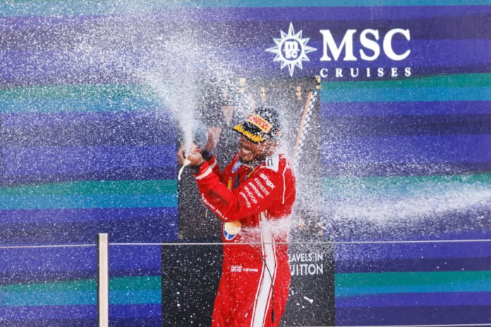formula-1:-Ο-Χάμιλτον-πανηγυρίζει-την-πρώτη-του-νίκη-με-τη-ferrari-στη-Βαρκελώνη-(Εικόνες)