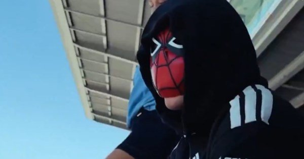Με-μάσκα-spider-man-στις-κερκίδες-της-Βαρκελώνης:-Ποιος-οδηγός-έκανε-την-απρόσμενη-εμφάνιση