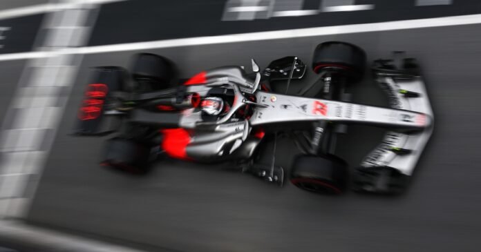f1:-Η-πρώτη-ομάδα-που-έτρεξε-με-αναβαθμισμένο-κινητήρα-δεν-ήταν-η-ferrari
