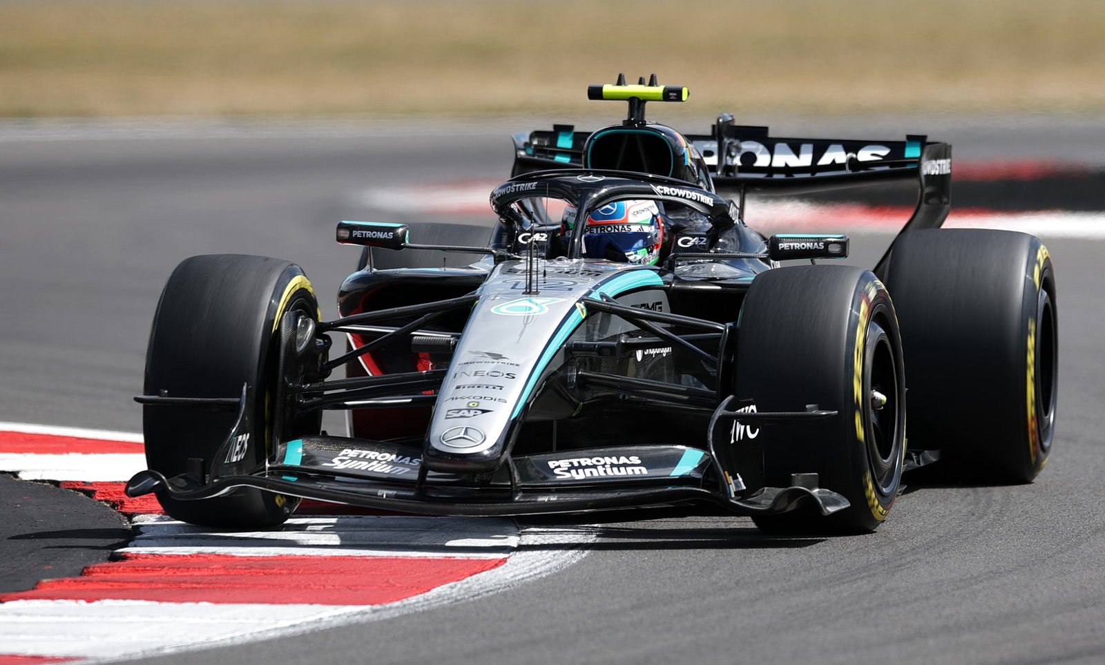 formula-1:-Κυρίαρχος-ο-Αντονέλι-στο-sprint-του-Σίλβερστοουν,-άφησε-πίσω-του-τον-Χάμιλτον