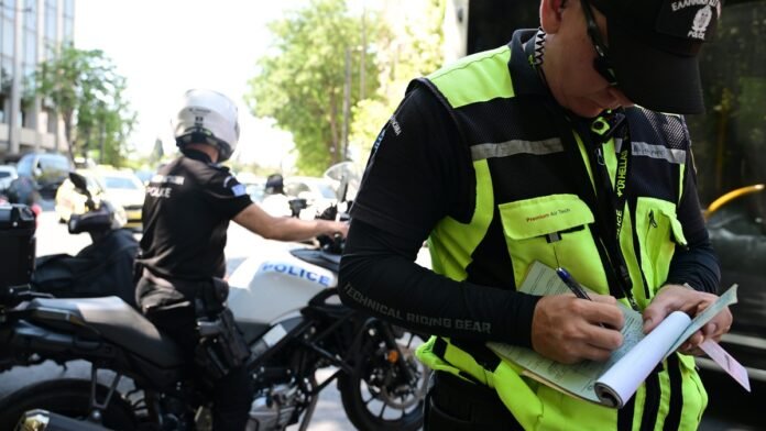Τέλος-τα-ροζ-μπλοκάκια-–-δείτε-πώς-θα-κόβει-πλέον-κλήσεις-η-Τροχαία