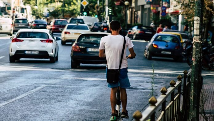 Ηλεκτρικά-πατίνια:-Ηλικιακό-όριο-χρήστη,-υποχρεωτική-ασφάλιση-(+video)