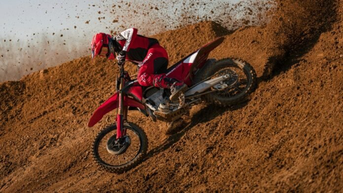 Η-χωμάτινη-desmo450mx-στα-ducati-power-deals