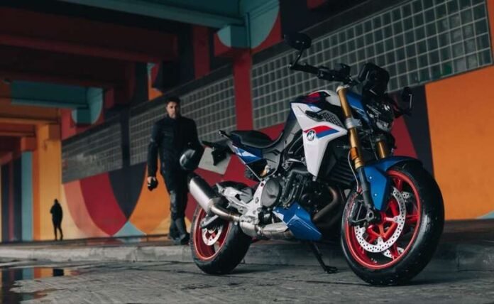 Με-e9.900-στην-Κύπρο-η-bmw-f-900-r-από-τον-Όμιλο-Πηλακούτα
