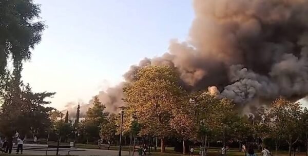 Φωτιά-στο-παλιό-Θέατρο-badminton-στο-Πάρκο-Γουδή-–-Μήνυμα-112-για-τους-πυκνούς-καπνούς