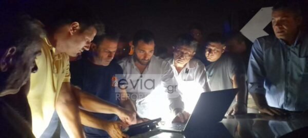 Μάχη-με-το-πύρινο-μέτωπο-όλη-τη-νύχτα-στη-Βοιωτία-–-Στο-πεδίο-παραμένει-ο-Φάνης-Σπανός