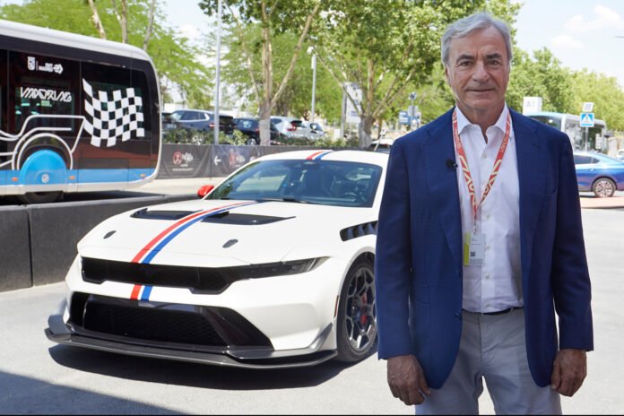 carlos-sainz:-Δοκιμάζει-τη-νέα-πίστα-της-f1-στη-Μαδρίτη-με-mustang-gtd-826-ps