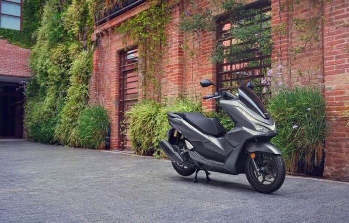 Με-e3.800-στην-Κύπρο-το-honda-pcx125-από-τη-galatariotis-motors