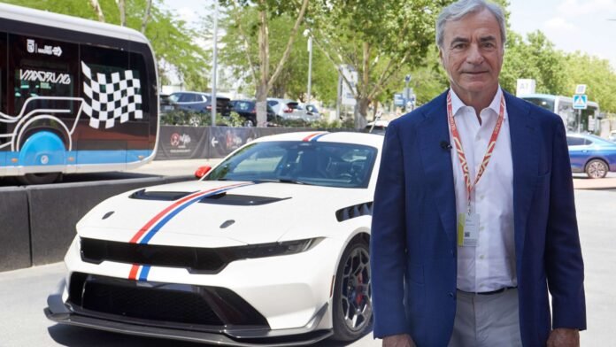 Ο-μπαμπάς-carlos-sainz-οδηγεί-την-θηριώδη-ford-mustang-gtd