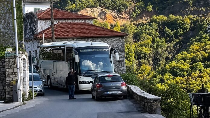 Δεν-χωρούσαν-αυτοκίνητο-και-λεωφορείο-–-Η-όπισθεν-που-έγινε-viral-στην-Ελλάδα