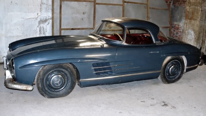 Η-mercedes-των-405.000-ευρώ-που-έμεινε-δεκαετίες-θαμμένη-στον-Πειραιά-–-Η-πραγματική-ιστορία