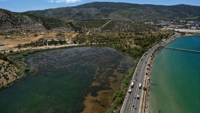 Αττική:-Η-άγνωστη-αρχαία-λίμνη-από-την-οποία-περνάνε-κάθε-μέρα-χιλιάδες-οδηγοί