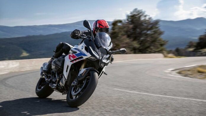 m-1000-rs;-Συλλεκτική-bmw-για-τα-50-χρόνια-της-σειράς-rs-ή-ακόμα-πιο-δυνατή-m-1000-xr;