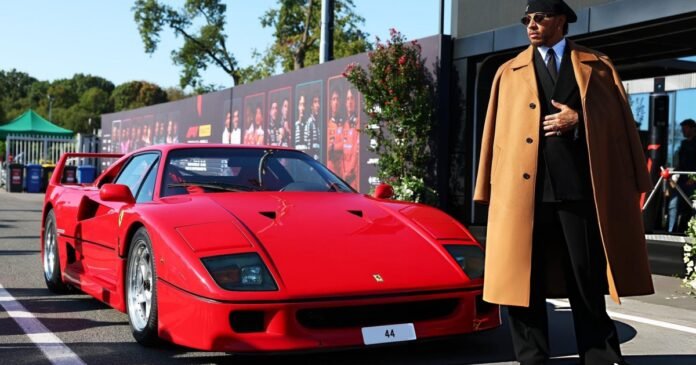 f1:-Ο-Χάμιλτον-«έσκασε»-στη-Μόντσα-με-τη-νέα-του-f40-και-τράβηξε-τα-βλέμματα