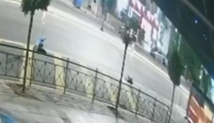Ανατροπή-στην-τραγωδία-της-λεωφόρου-Αλεξάνδρας:-Η-μοτοσυκλέτα-με-τις-γυναίκες-έκανε-μοιραία-αναστροφή-–-Κανείς-από-τους-τρεις-δεν-φορούσε-κράνος