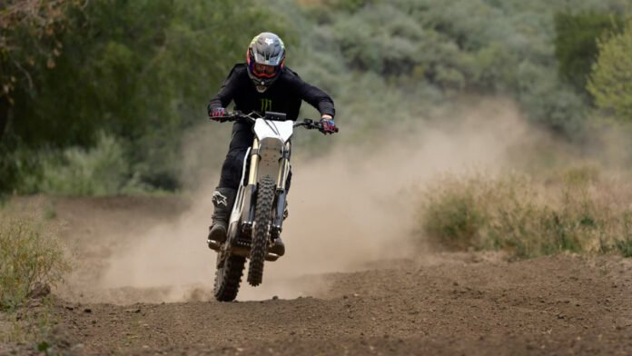 Ηλεκτρικό-motocross-που-αλλάζει-μπαταρία-σε-30-δευτερόλεπτα