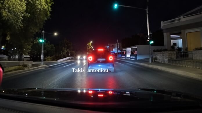Εικόνες-σοκ-από-την-Παραλιακή:-Οδηγός-κινείται-ανάποδα