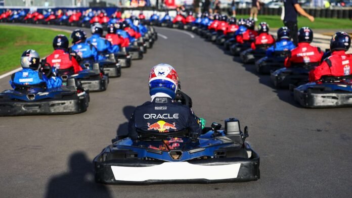 max-vs-100:-Ο-verstappen-τα-έβαλε-με-100-κοινούς-θνητούς-με-ενοικιαζόμενα-καρτ