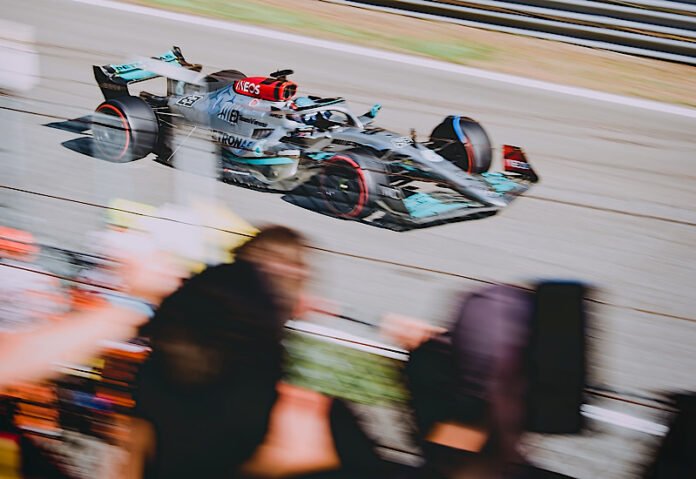 Η-Αλόννησος-στο-Μπακού-με-φόντο-τη-formula-1