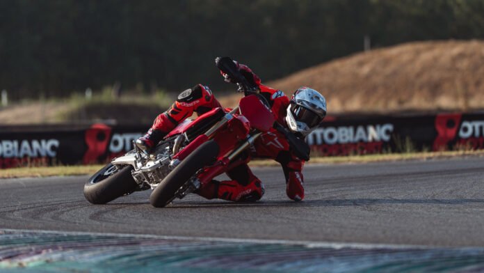 Αγωνιστικό-supermoto-από-την-ducati-για-ατελείωτα-drift-(+video)