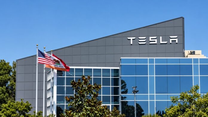 Στην-tesla-σήμερα-ο-Κυριάκος-Μητσοτάκης-–-Τι-σημαίνει-η-επίσκεψη-για-την-Ελλάδα