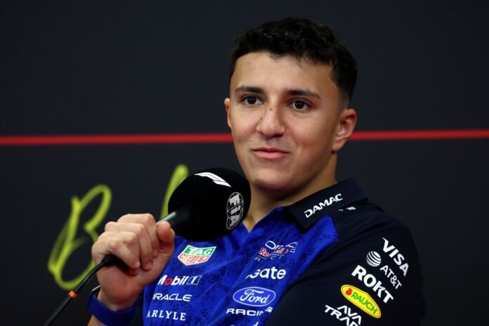 formula-1:-o-isack-hadjar-μπαίνει-στον-προσομοιωτή-ενόψει-της-κρίσιμης-απόφασης-για-την-επιστροφή-του
