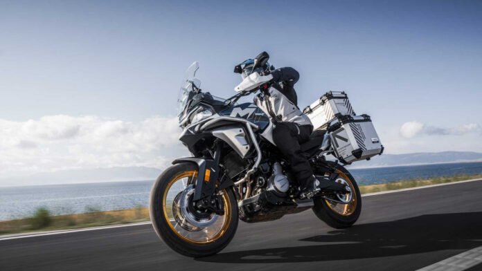 Η-cfmoto-μας-φτιάχνει-το-ταξίδι-με-τριβάλιτσο-στην-700mt-adv