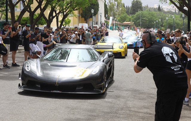 Έρχεται-ηλικιακός-«κόφτης»-για-τα-supercars:-Θα-μπορούν-να-τα-οδηγούν-όσοι-είναι-άνω-των-22-ή-25-ετών