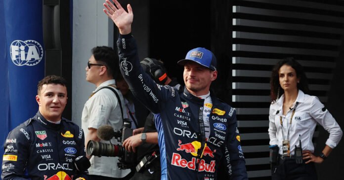 formula-1:-pole-position-για-τον-Φερστάπεν-στο-grand-prix-του-Μπαχρέιν-που-διεξάγεται-στη-Μαλαισία,-πλάι-του-ο-Λιούις-Χάμιλτον