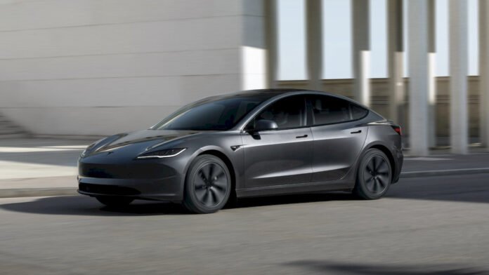 Η-tesla-ανανεώνει-το-model-3