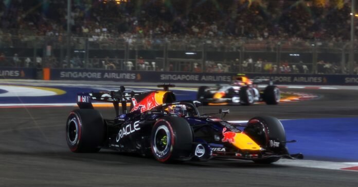 f1:-pole-για-Φερστάπεν-στη-Σιγκαπούρη-με-τις-ferrari-σε-απόσταση-αναπνοής