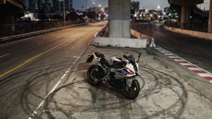 Φόρεσε…-κουστούμι-και-αποκαλύφθηκε-η-bmw-f-450-rr-(+video)