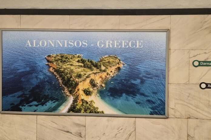 Τουριστική-προβολή-της-Αλοννήσου-στο-μετρό-και-το-αεροδρόμιο-του-Μπακού-ενόψει-formula-1